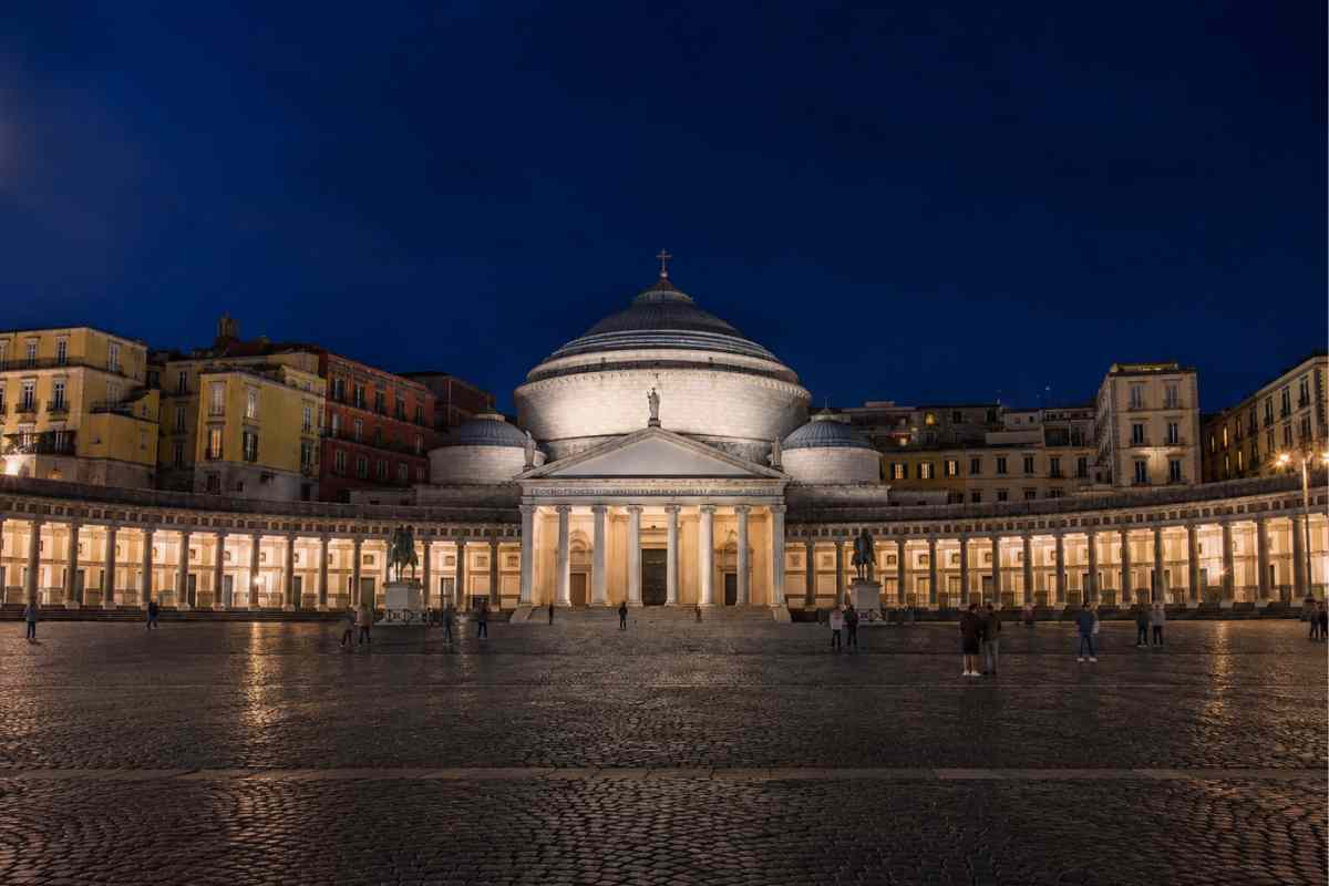 Napoli Piazza Plebiscito di sera