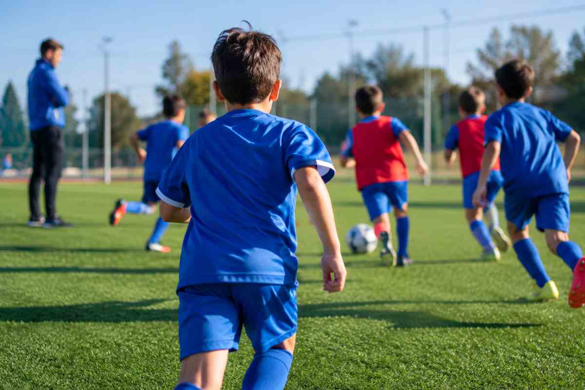 Bambini giocano a calcio
